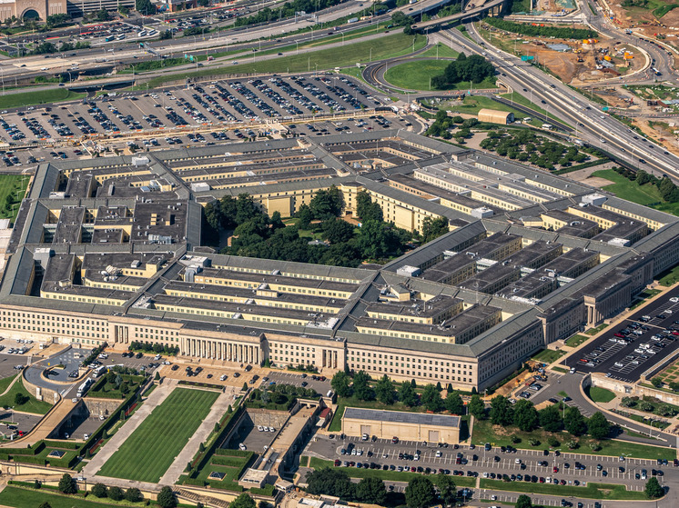 Два венесуэльских военных самолета пролетели рядом с кораблем ВМС США, сообщил Пентагон
