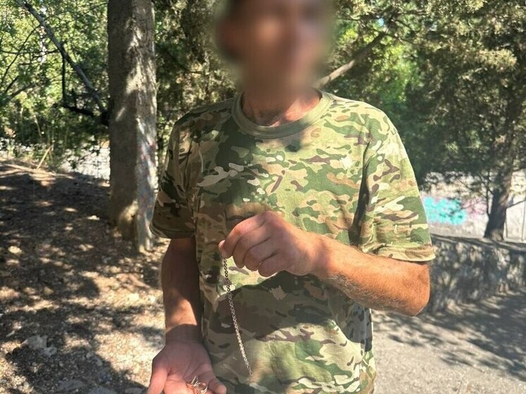В Ялте мужчина украл золото на 150 тысяч у уснувшей на пляже туристки