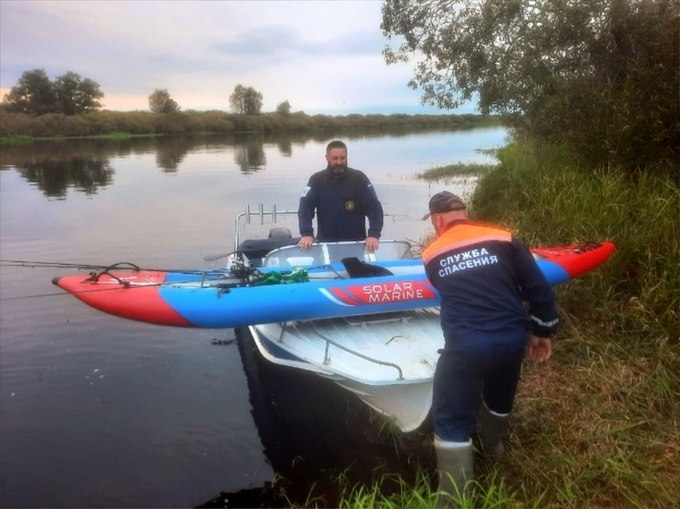 Старорусские спасатели выловили из реки двух попавших в беду парней на лодках