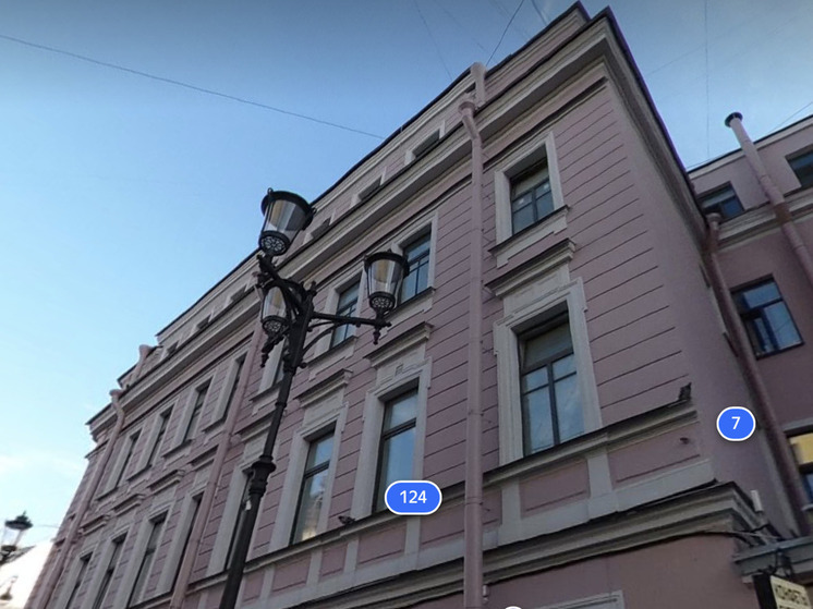 С дома на Невском проспекте повалились куски фасада