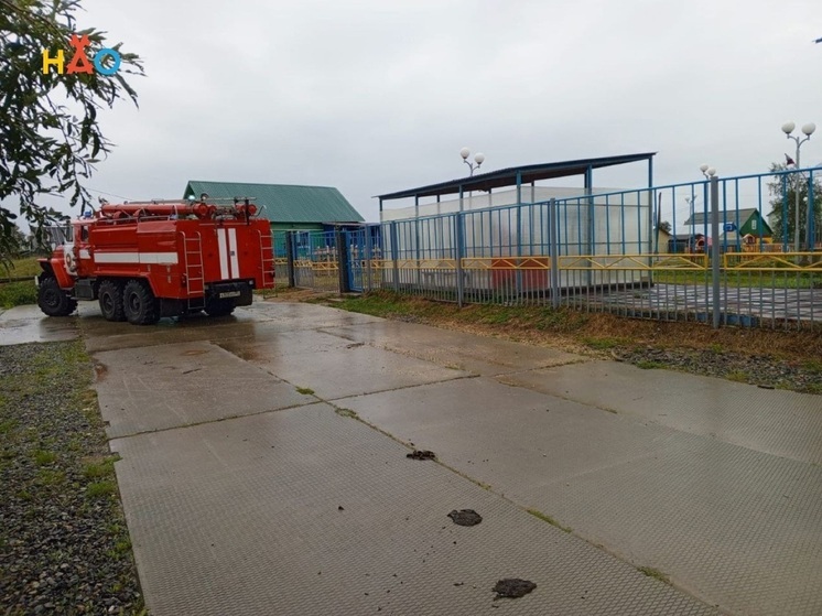 Накануне нового учебного года сотрудники КУ НАО «Отряд государственной противопожарной службы» провели отработку противопожарной тренировки в образовательных учреждениях посёлка Красное
