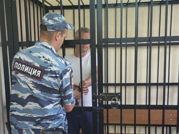 Лефортовский суд столицы завершил рассмотрение резонансного дела о крупных хищениях, совершённых при возведении котельных в городе Котовске Тамбовской области. Учредитель фирмы «Энергофит» и высокопоставленный менеджер корпорации «Компьюлинк» Олег Попов приговорён к четырем с половиной годам заключения в исправительной колонии общего режима.
