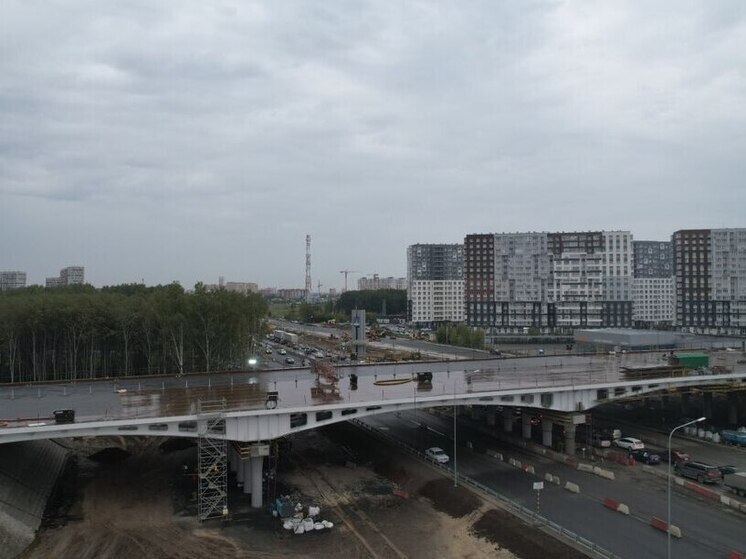 В Тюмени на новом путепроводе по Московскому тракту устанавливают пролётные строения