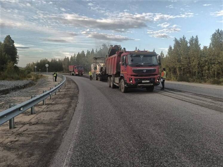 На подъезде к Оленегорску начали обновлять дорогу