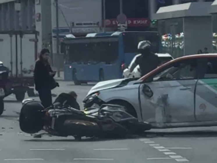 Серьезная авария с мотоциклистами и каршерингом произошла на юго-западе столицы