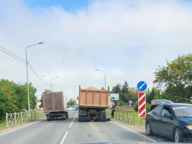 Поломка КАМАЗа создает затор на дороге