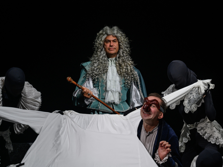 Nikolai Tsiskaridze as King Louis XIV at MXAT