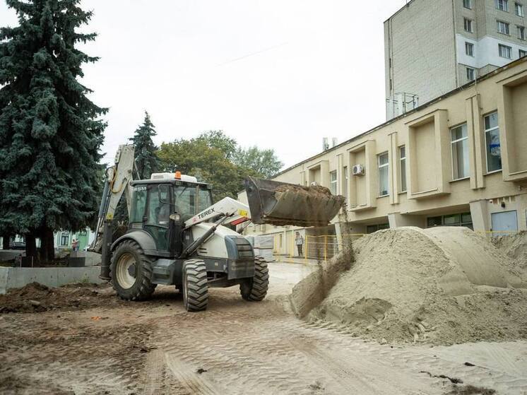 Исполняющий обязанности мэра Курска Сергей Котляров 5 сентября посетил территорию возле торгового центра «Куряночка», где ведутся работы по благоустройству