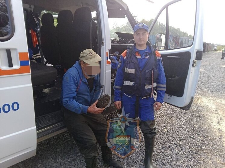 В Волховском районе нашли заплутавшего в лесу мужчину