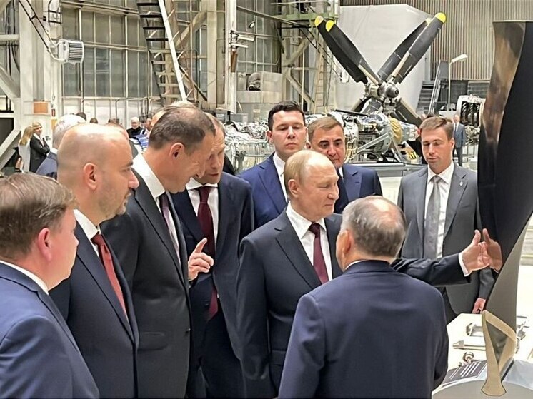 Путин осмотрел макет лопатки вентилятора двигателя ПД-35 и ознакомился с проектом ПД-26