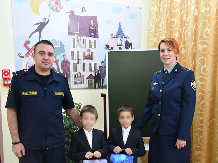 В Смоленске сотрудники регионального УФСИН поздравили первоклассников из подшефного учреждения с началом учебного года