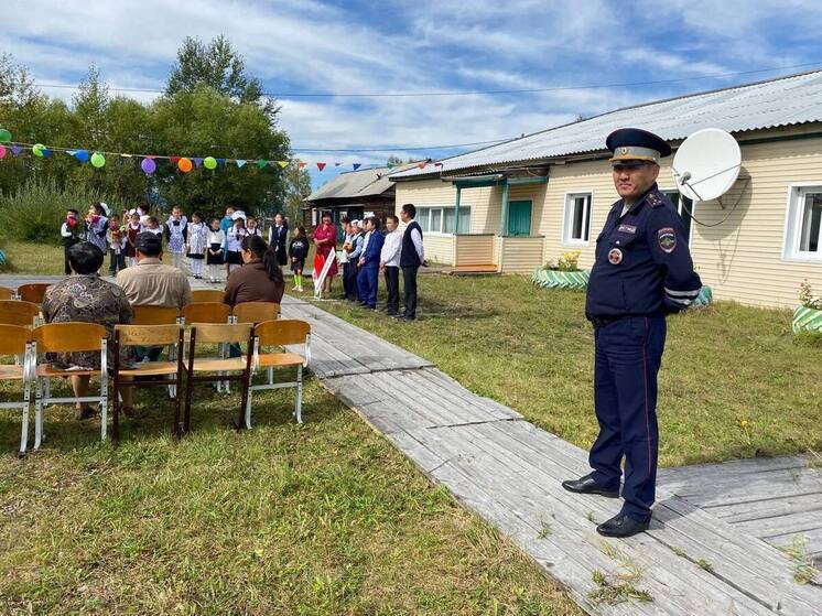 В районах Бурятии полицейские и общественники помогли детям подготовиться к школе