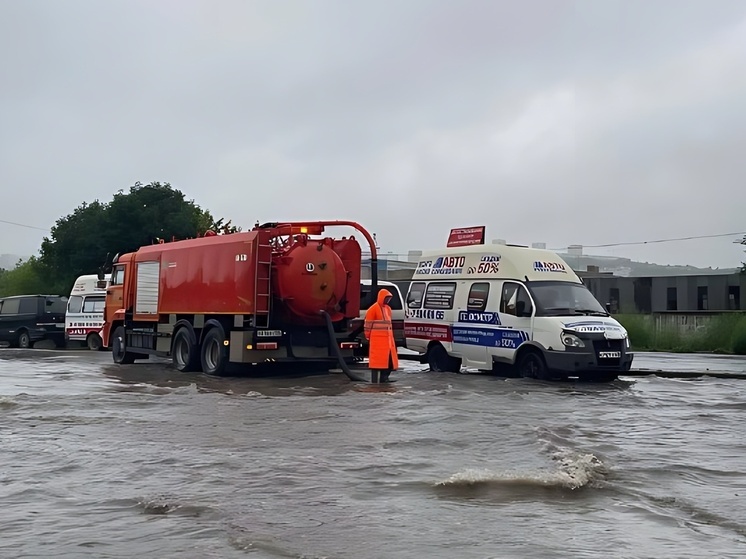 От последствий сильных дождей очищают улицы Владивостока