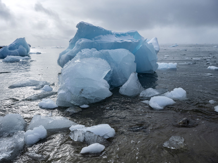 Крупнейший в мире айсберг весом в триллион тонн начал распадаться на части