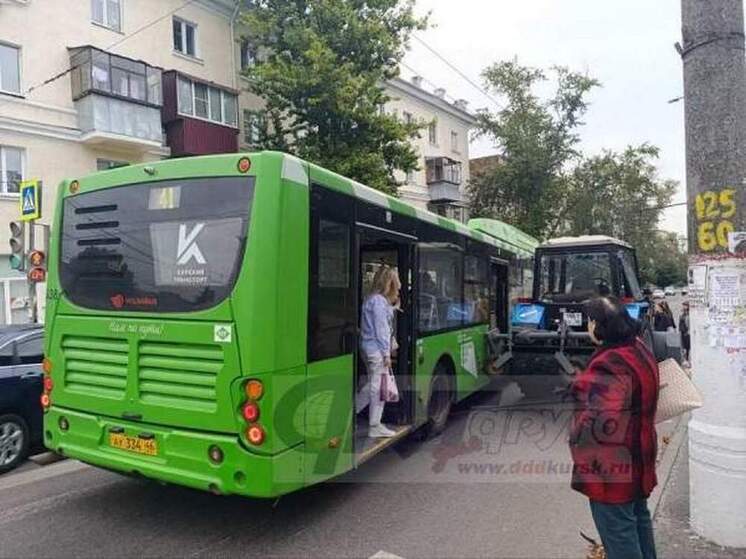 В центре Курска столкнулись автобус и трактор
