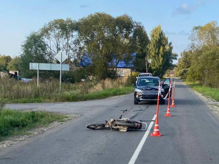В Старорусском округе мопед не пропустил «Форд» и отправил седока в больницу