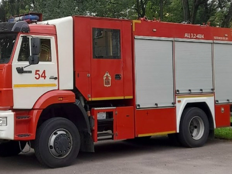 В Кировске потушили возгорание на территории бывшего АТП