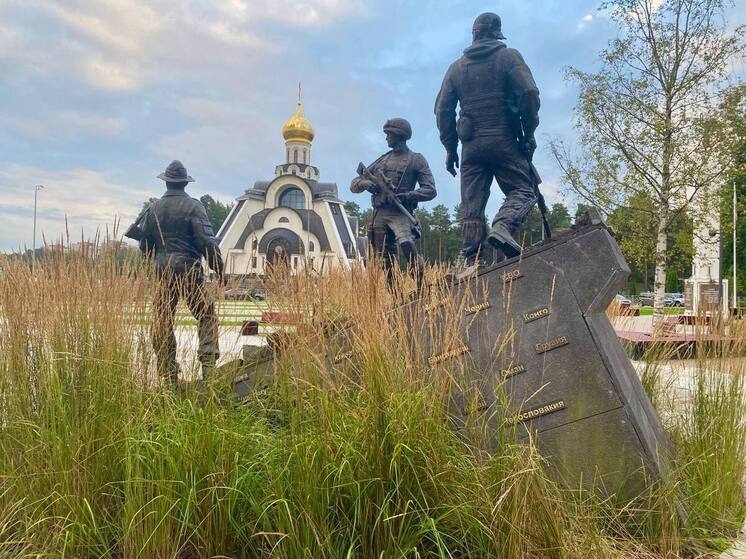 В Сосновом Бору добавили новые таблички на памятник воинам новейшего времени