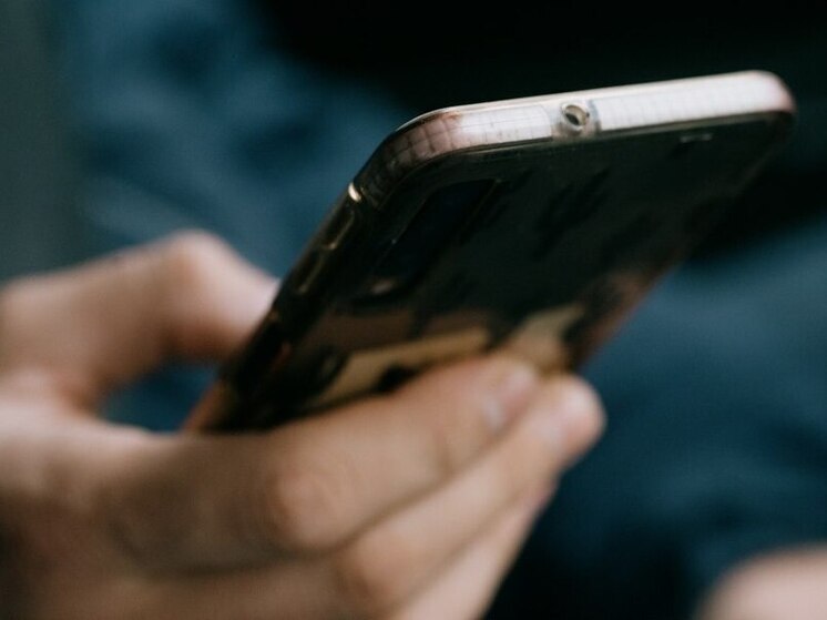 Эксперт предупредил пензенцев об опасности сна со смартфоном под подушкой