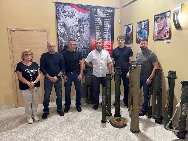 Депутаты из Ясиноватой передали военные артефакты в музей ВОВ в Донецке