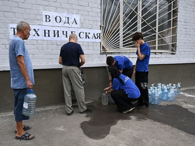 Волонтеры "Молодой гвардии" помогают жителям Макеевки в вопросах, связанных с водой
