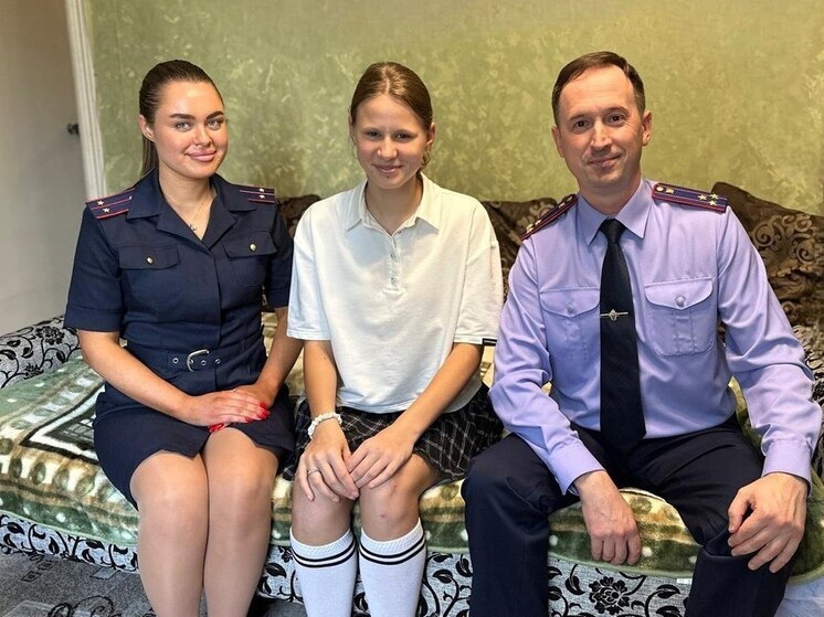 В Рязани сотрудники СК поздравили юную подопечную с новым учебным годом