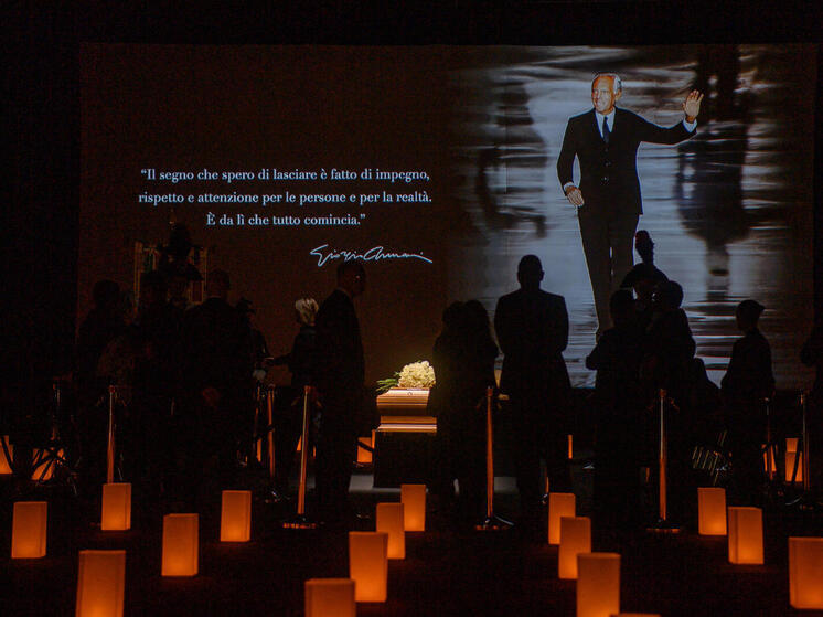 Две длинные очереди образовались на церемонии прощания с итальянским модельером