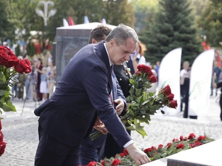 Вячеслав Гладков возложил цветы к стеле «Город воинской славы» в Старом Осколе