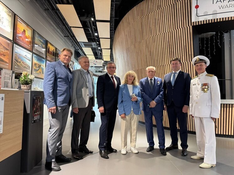 Калужский градоначальник поздравил сотрудников спортшколы с ее 80-летием