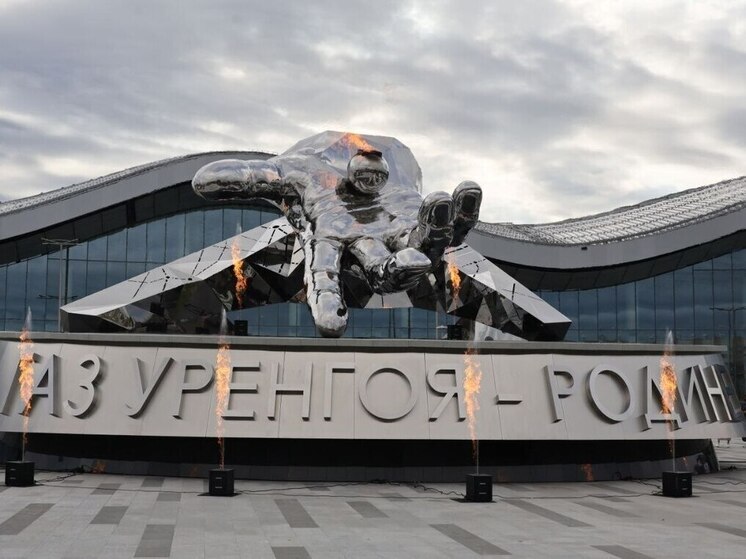 Новый монумент в виде руки с вечным огнем открыли в Новом Уренгое