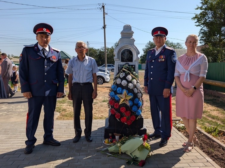 Делегация Калмыкии почтила память Павла Гирдикова на донской земле