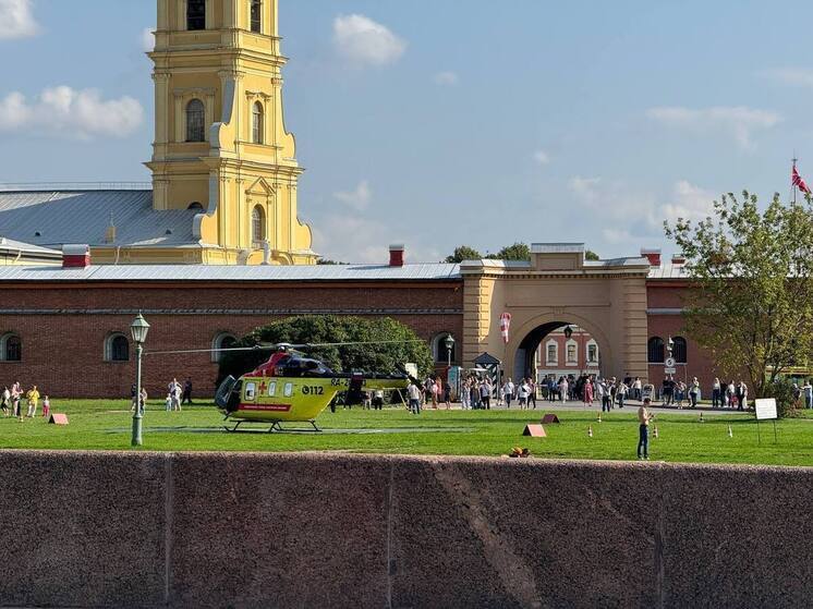 Вертолет «112» заметили на площадке Петропавловской крепости