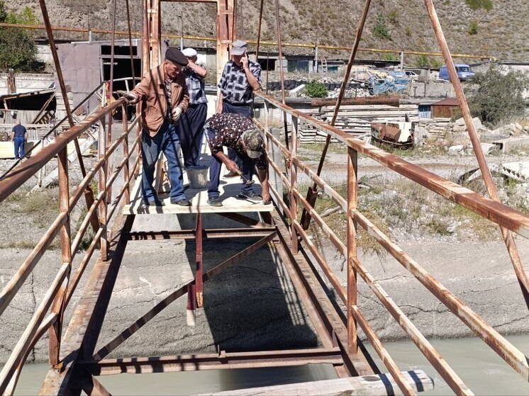 Активные пенсионеры пострадавшего от схода селей Тырныауза ремонтируют пешеходный мост