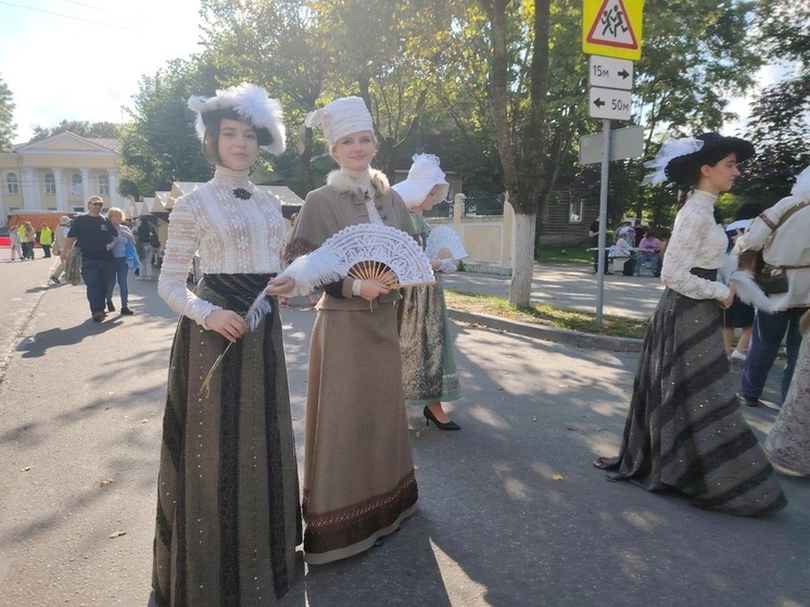 Гатчинцы сегодня поют и танцуют на улице, и одеты по моде начала XX века