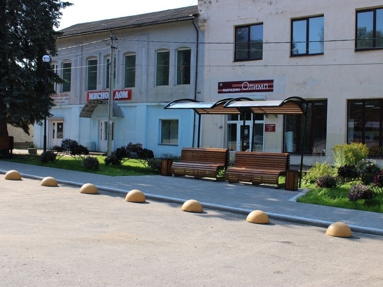 В Демянске благоустроили общественную территорию на улице Урицкого