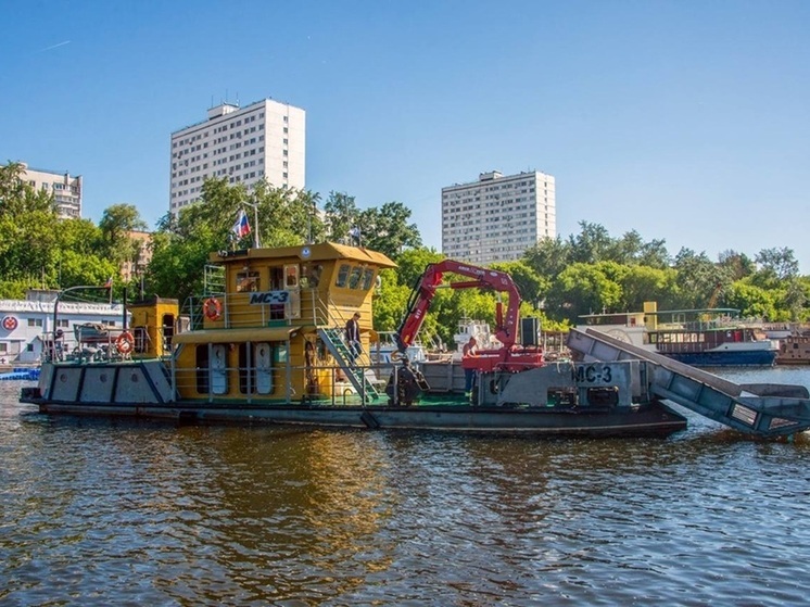 Более 350 тонн мусора собрал коммунальный флот с водной акватории в Москве