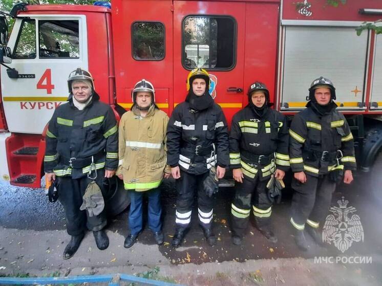 В Курске эвакуировали и спасли 16 человек из горящего дома