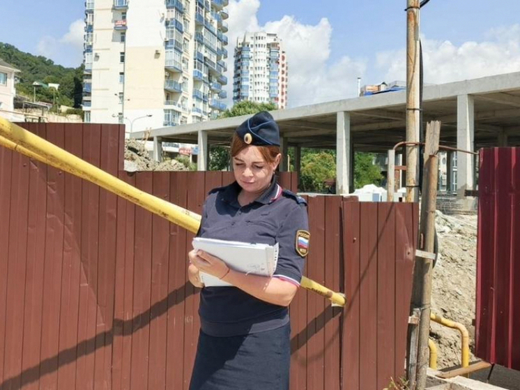 Судебные приставы заставили женщину снести незаконно построенный дом в Сочи