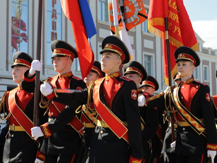 Члены Общественного совета при Минобороны РФ напутствовали юных суворовцев