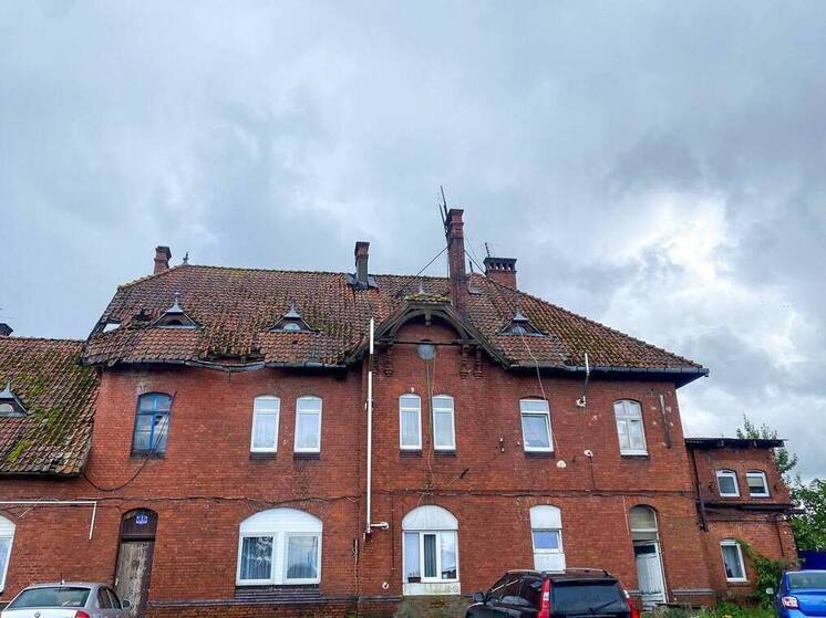 В Правдинске приступили к ремонту крыши старинного железнодорожного вокзала