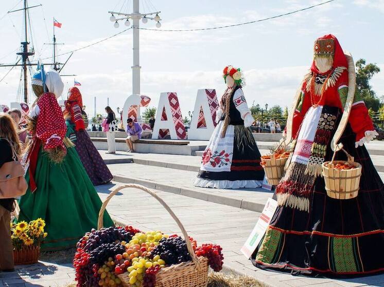 Праздник цветов впервые проходит на Адмиралтейской площади в Воронеже