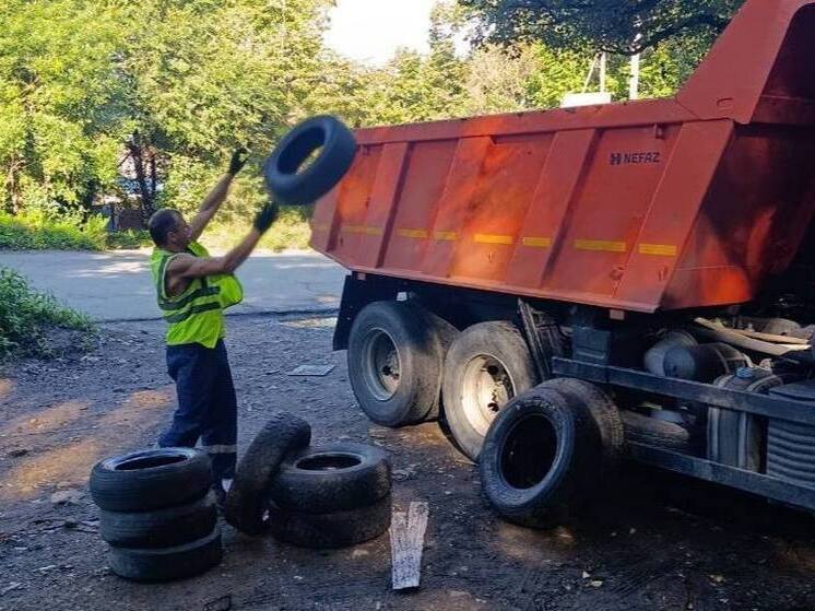 Санитарная уборка: улицы Владивостока освобождают от мусора и рекламы