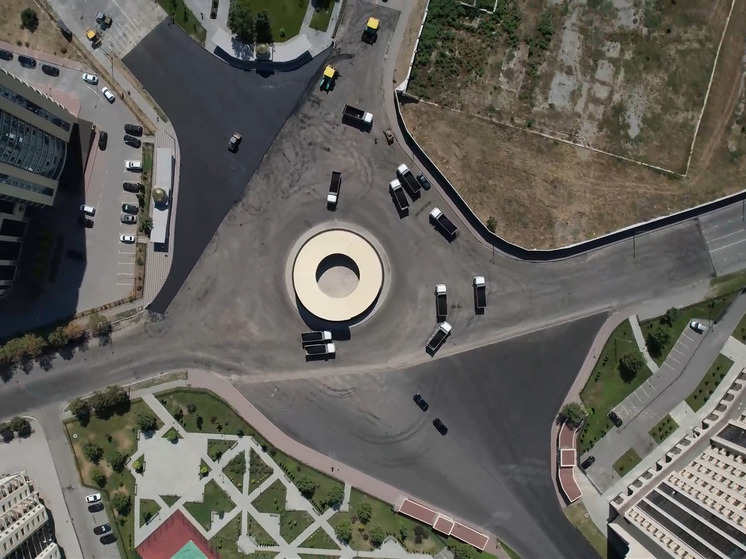 В Грозном асфальтируют перекрёсток с круговым движением