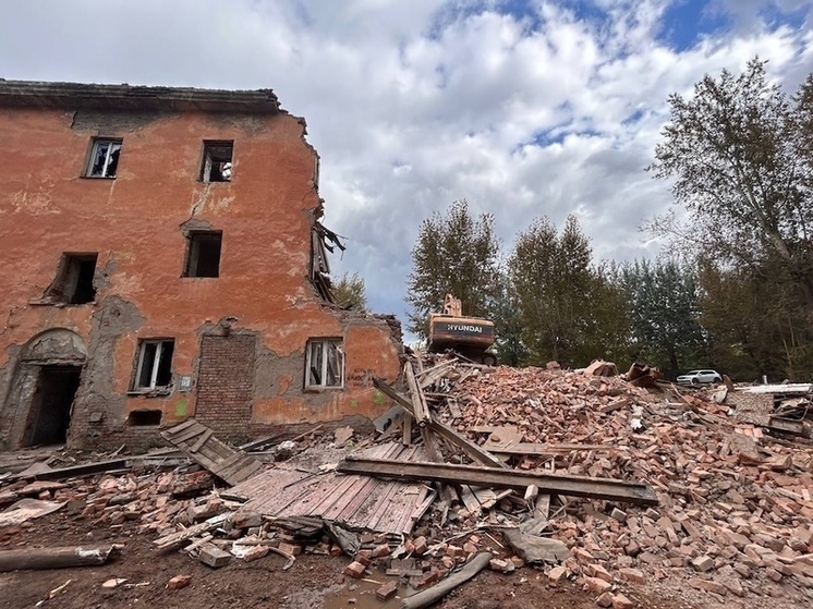 В Красноярске начался снос очередного аварийного дома в Ленинском районе