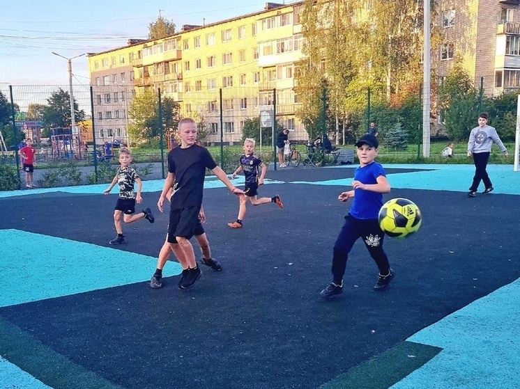 В Лодейном Поле сыграли в футбол в «Космосе»