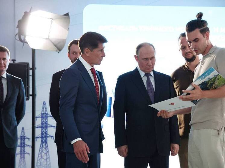 Путину представили орловские муралы