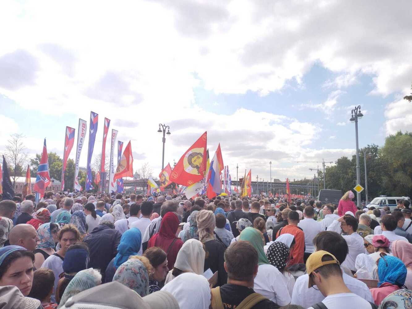 Патриарх Кирилл возглавляет крестный ход в Москве