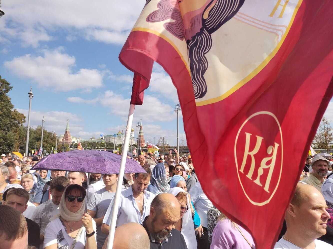 Верующие на крестном ходе к Новодевичьему монастырю