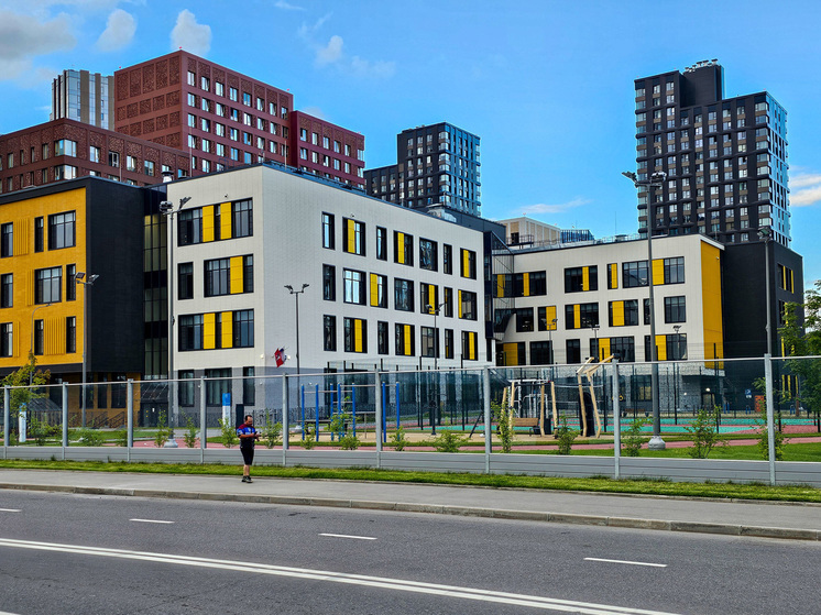 Mulheres russas concordam em pagar um milhão a mais se houver uma escola em um complexo residencial