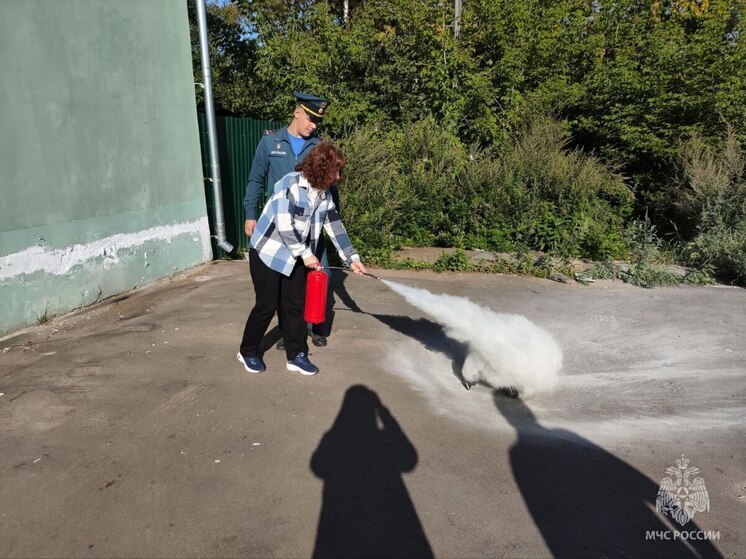 Новгородские спасатели провели «горячую» беседу с сотрудниками Валдайского МФЦ